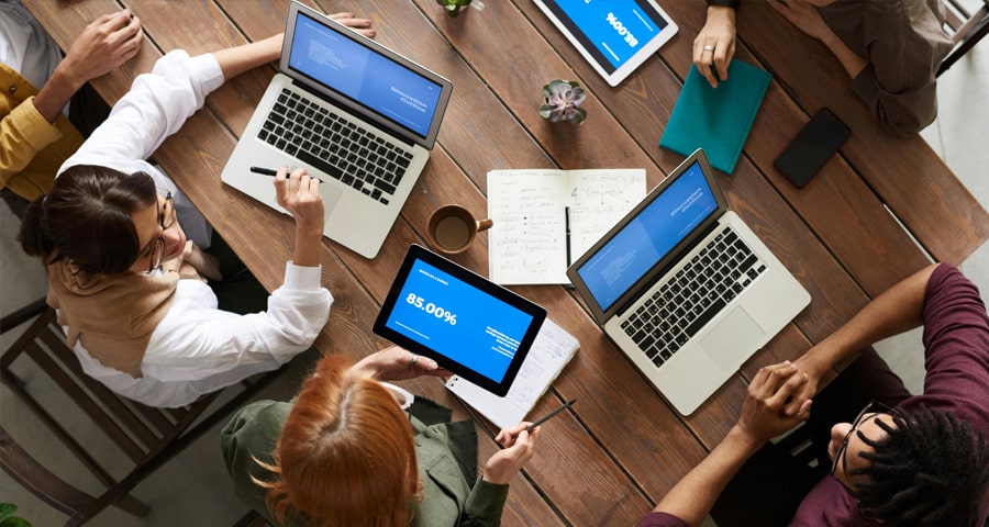 The MetricsHub project team works around a table to design the software solution's functionalities